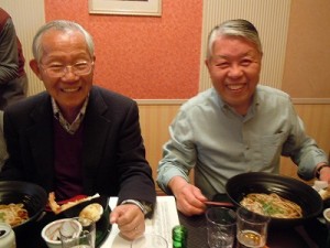 傘寿のお祝いの井垣さん（左）と佐藤（俊）さん